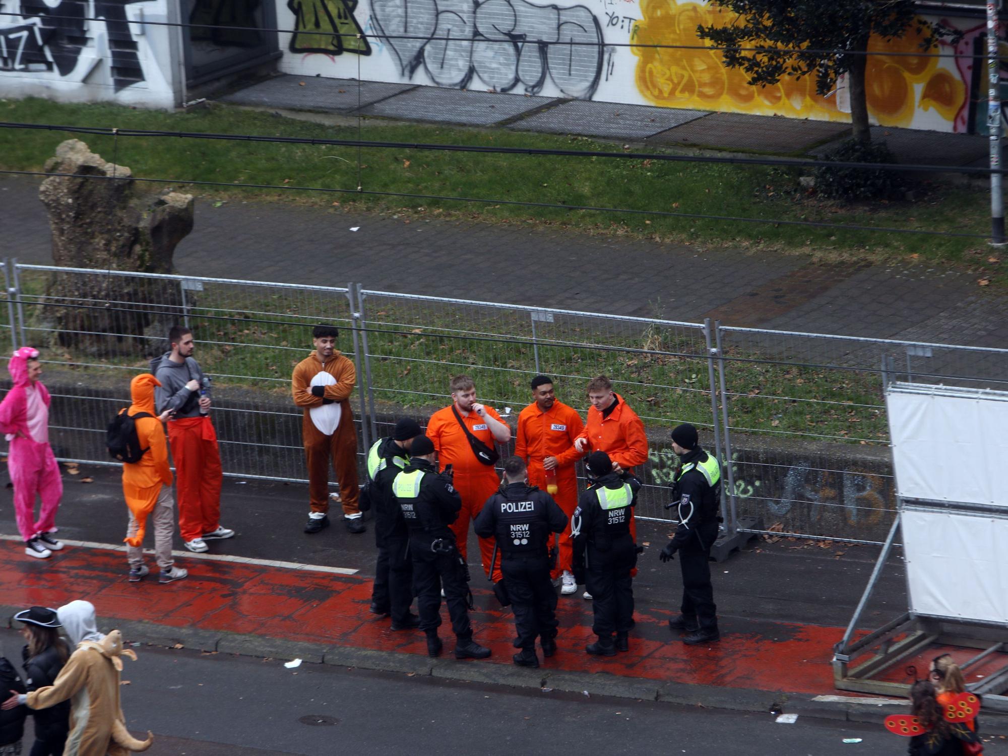 Eine Polizeikontrolle an Weiberfastnacht an der Uniwiese in Köln.