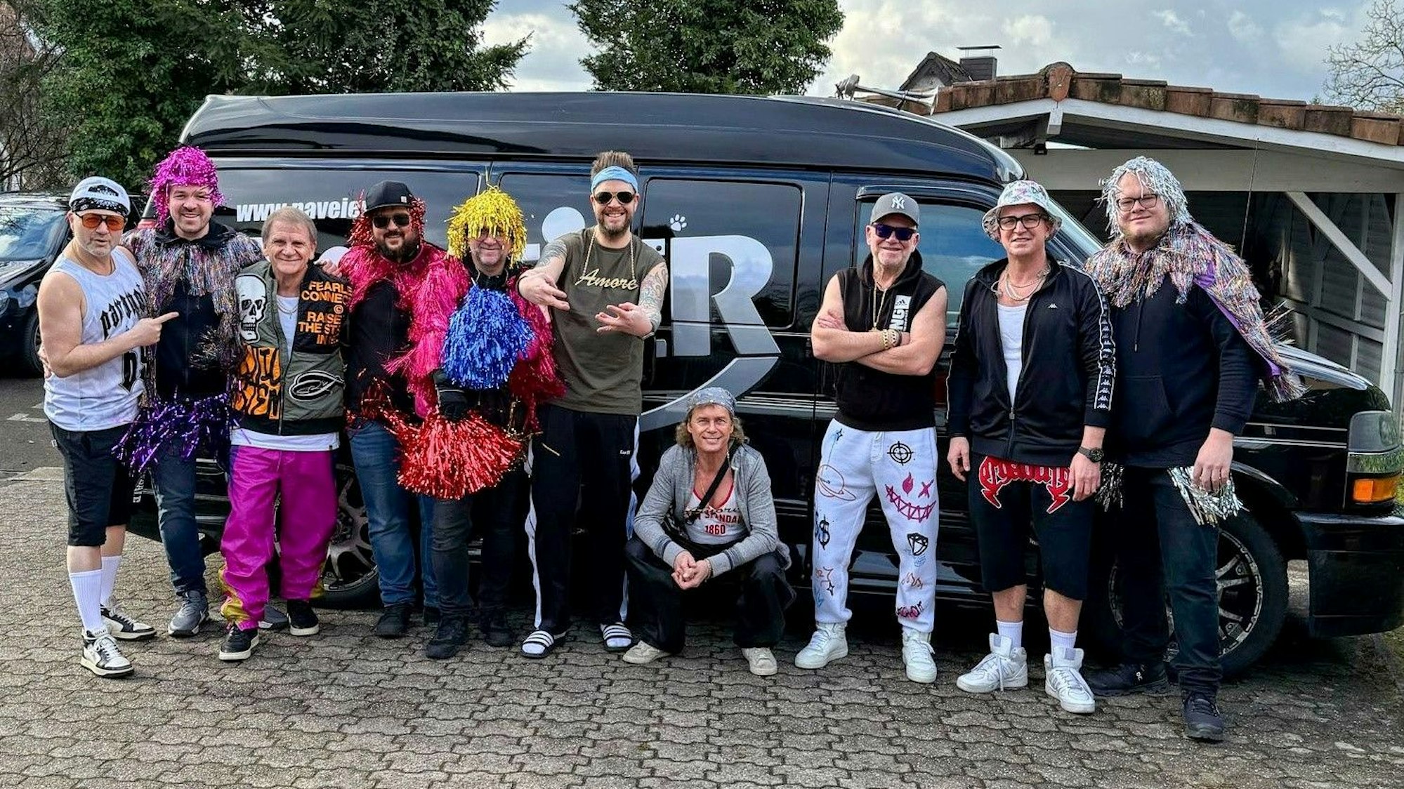 Die Paveier in Kostümen unterwegs.