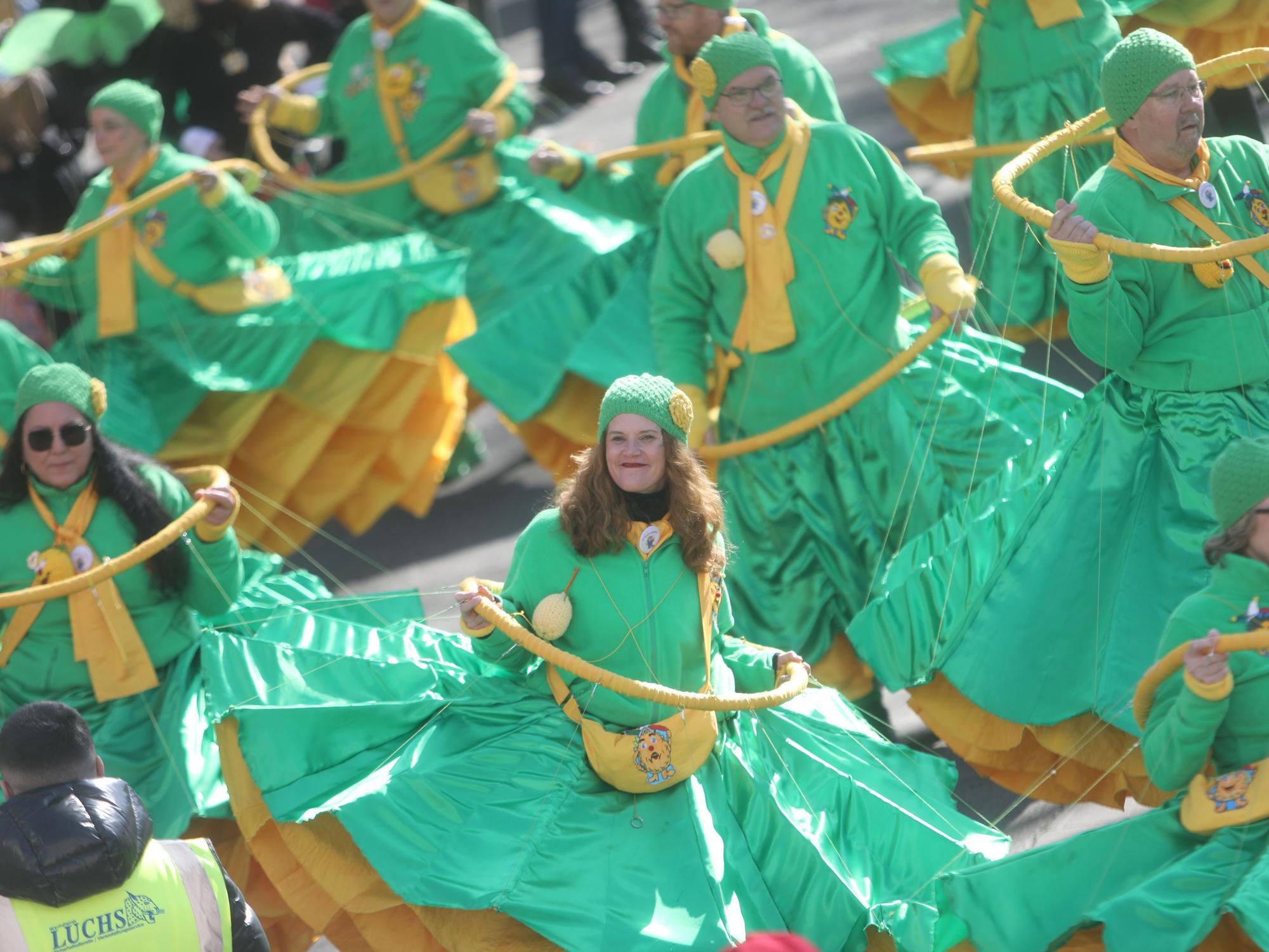 Die Schull- un Veedelszöch sind ein traditioneller Karnevalsumzug im Kölner Karneval. Teilnehmende Gruppe beim Veedelszoch: De raderdollen Merheimer.