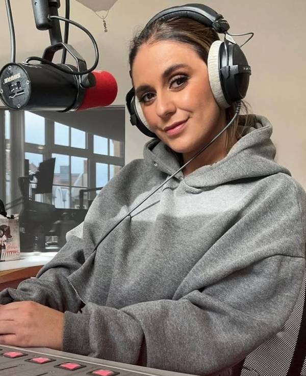 Zu sehen ist die Radio-Moderatorin Jenny Wendelberger hinter einem Mischpult und Studio-Equipment bei Aufnahmen in einem Radio-Studio.