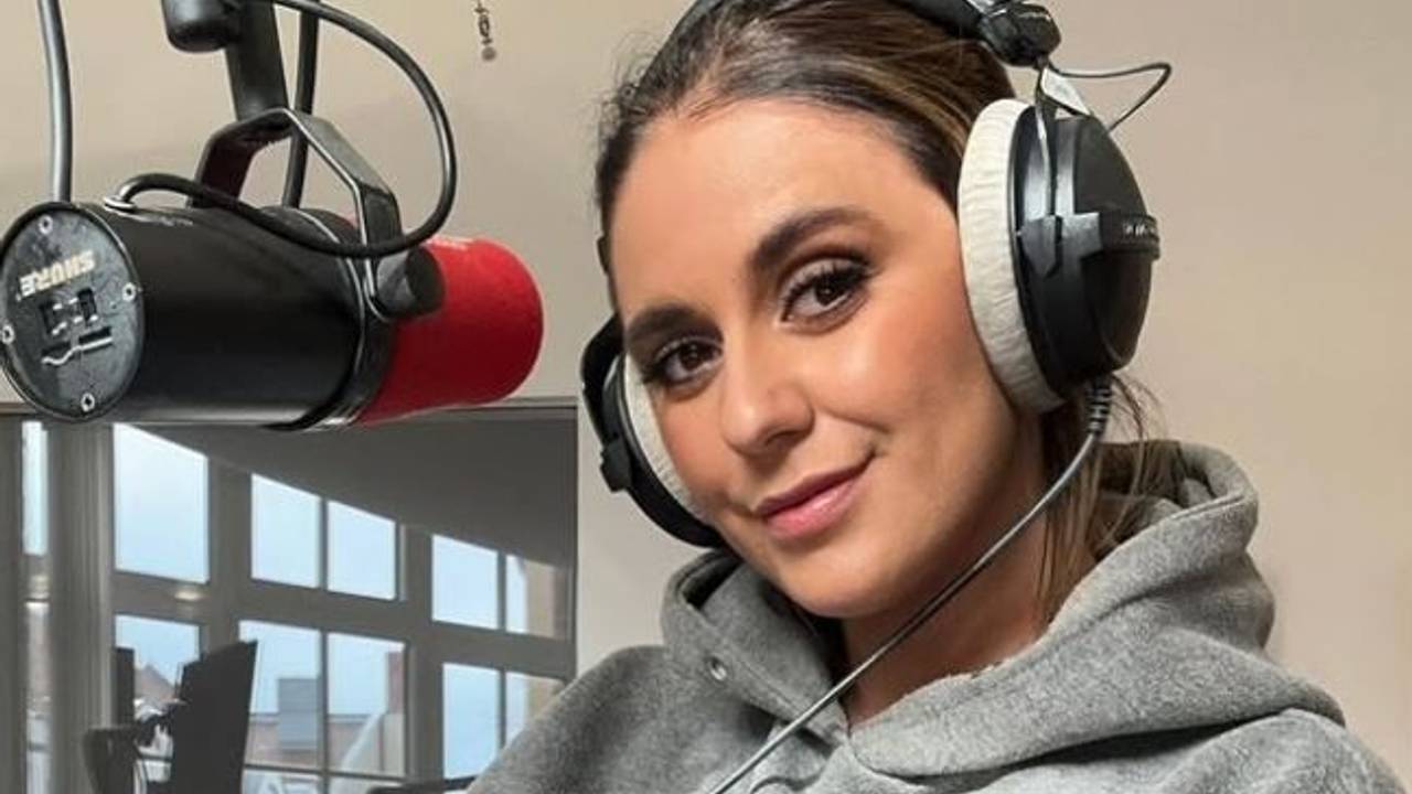 Zu sehen ist die Radio-Moderatorin Jenny Wendelberger hinter einem Mischpult und Studio-Equipment bei Aufnahmen in einem Radio-Studio.