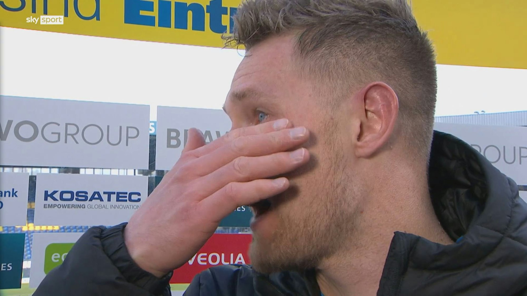 Sebastian Polter wischt sich im Sky-Interview die Tränen aus den Augen.