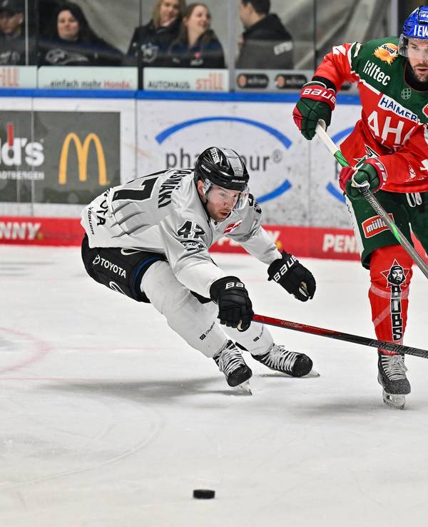 Veli Matti Vittasmäki im Duell mit Nolan Zajac.