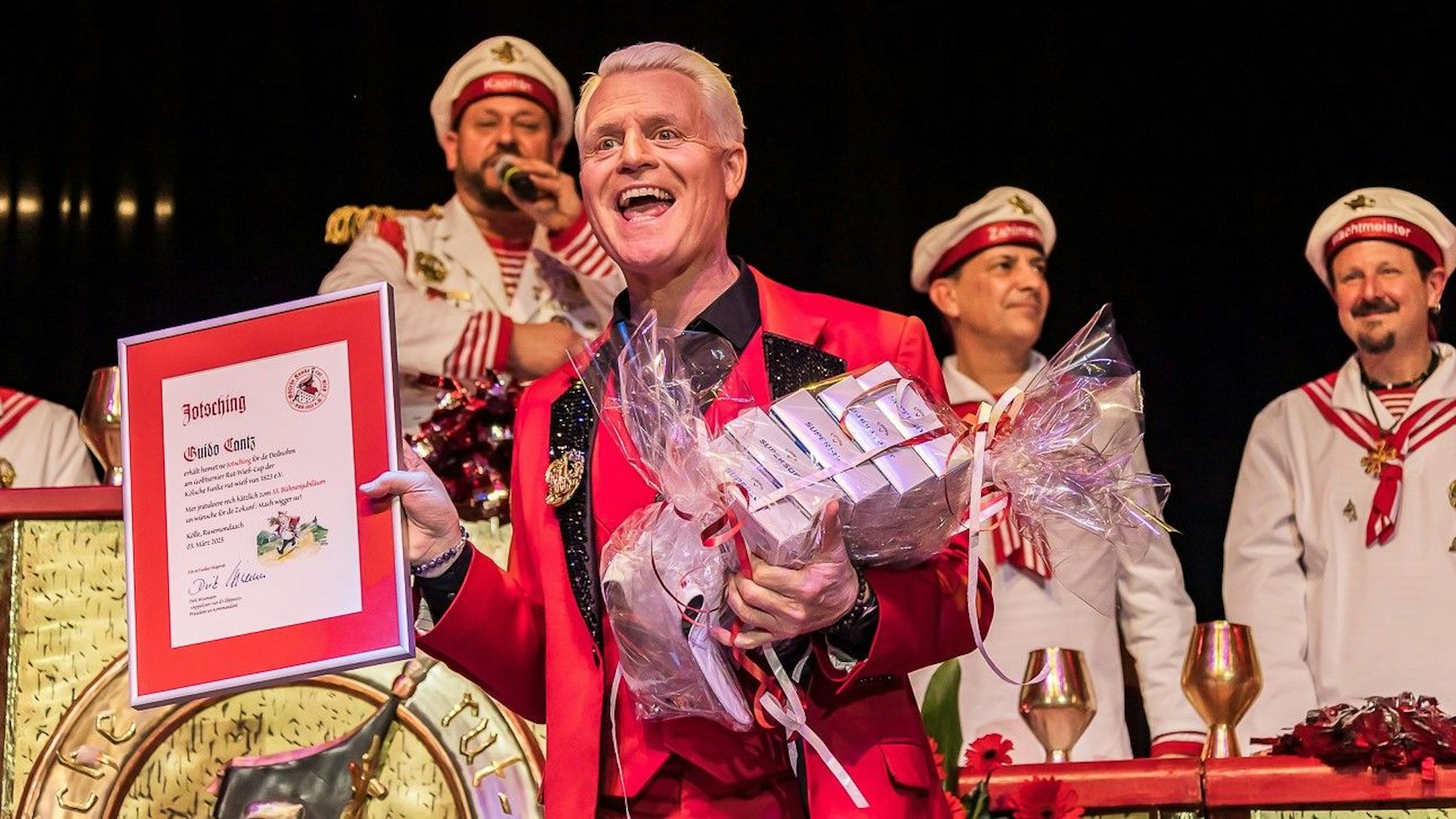 Guido Cantz zeigt seine Geschenke.