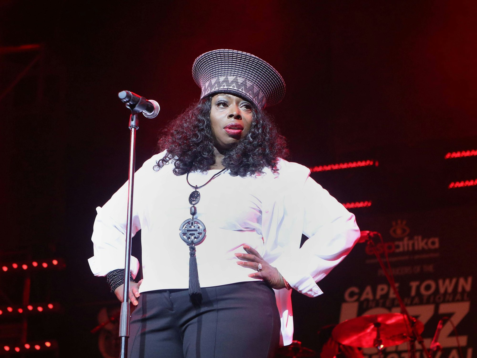 R&B-Sängerin Angie Stone, hier bei einem Konzert im Rahmen des Kapstadt Jazz Festivals im Jahr 2016, ist bei einem Verkehrsunfall gestorben. Sie wurde 63 Jahre alt.
