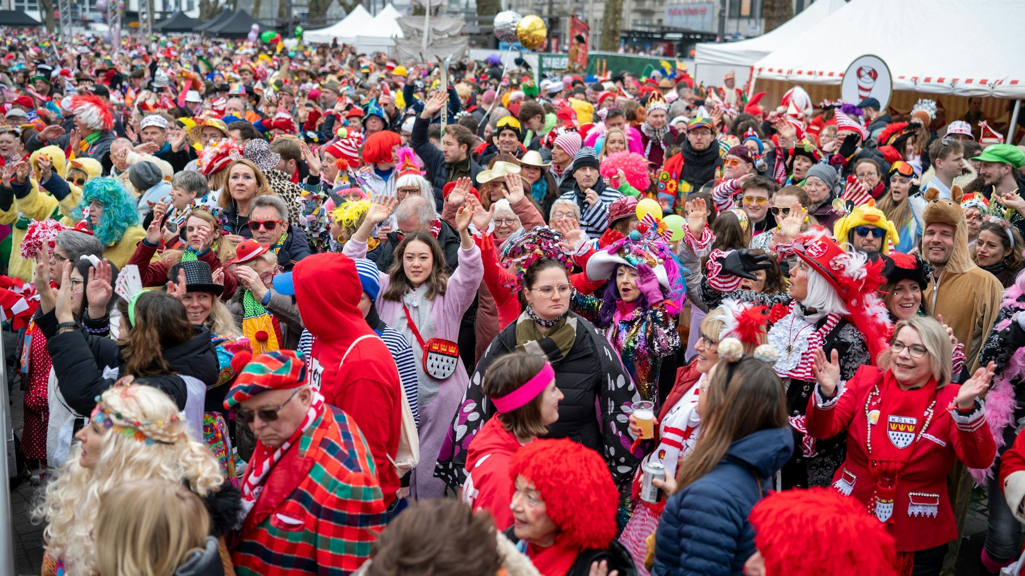 Das Biwak der Roten Funken wird auf dem Neumarkt abgehalten.