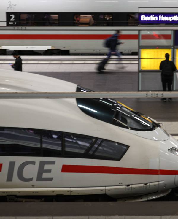 Zwei ICE-Züge stehen am Berliner Hauptbahnhof. (Archivbild)
