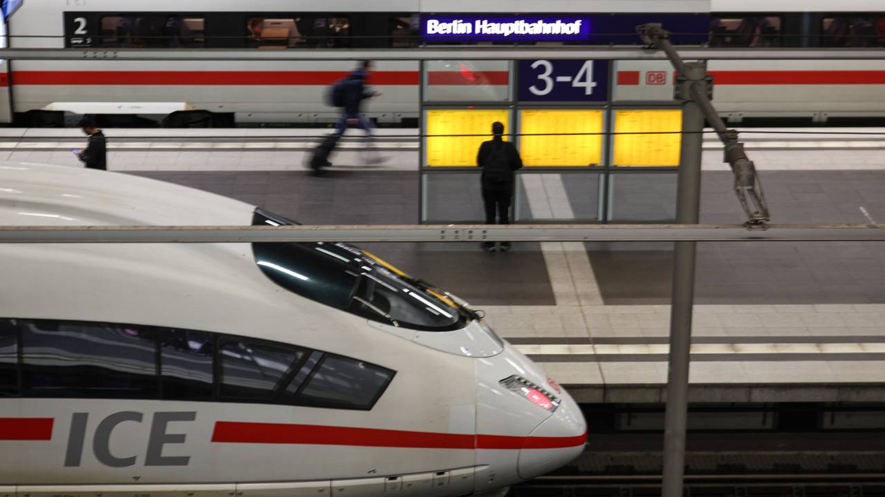 Zwei ICE-Züge stehen am Berliner Hauptbahnhof. (Archivbild)