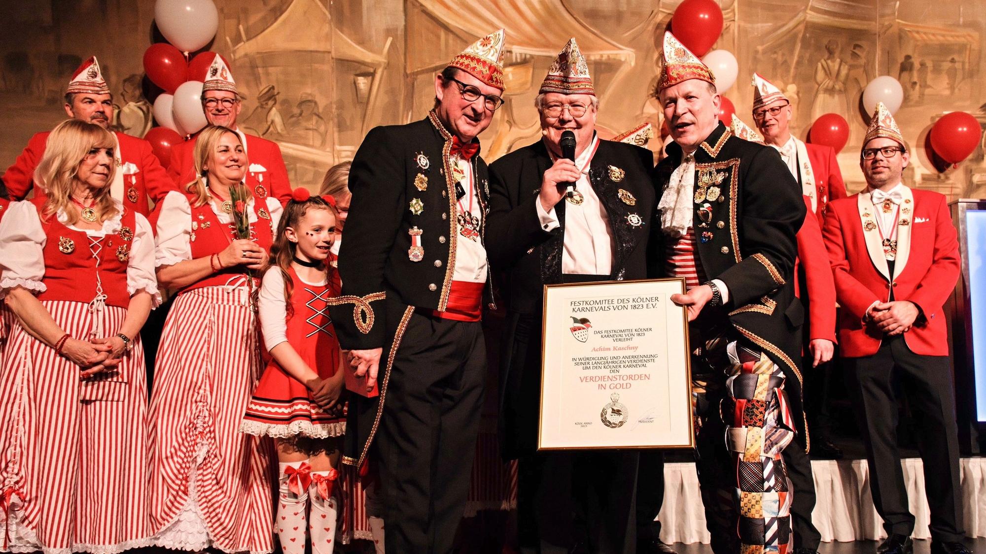 Christoph Kuckelkorn ehrt Achim Kaschny.