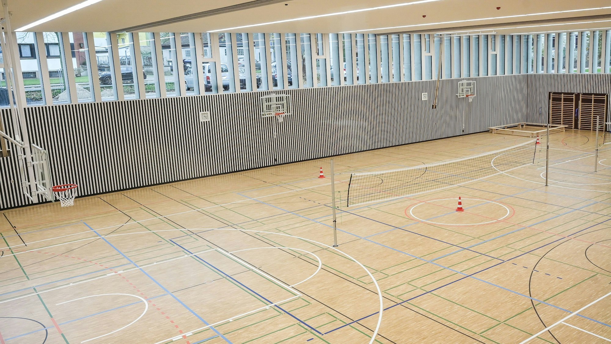 Blick in die Dreifachturnhalle des Märkischen Gymnasiums in Wattenscheid am Tag ihrer Eröffnung im November 2024.