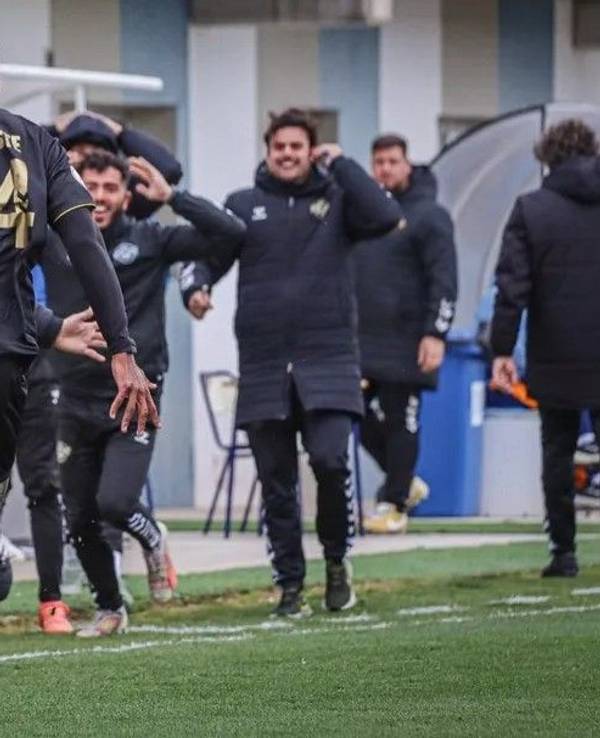 Anthony Modeste jubelt über sein Tor für CF Intercity.