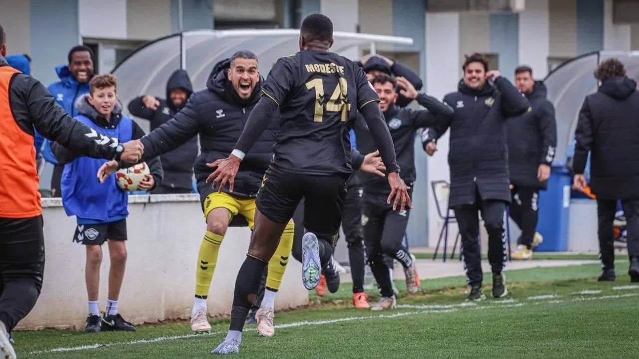Anthony Modeste jubelt über sein Tor für CF Intercity.