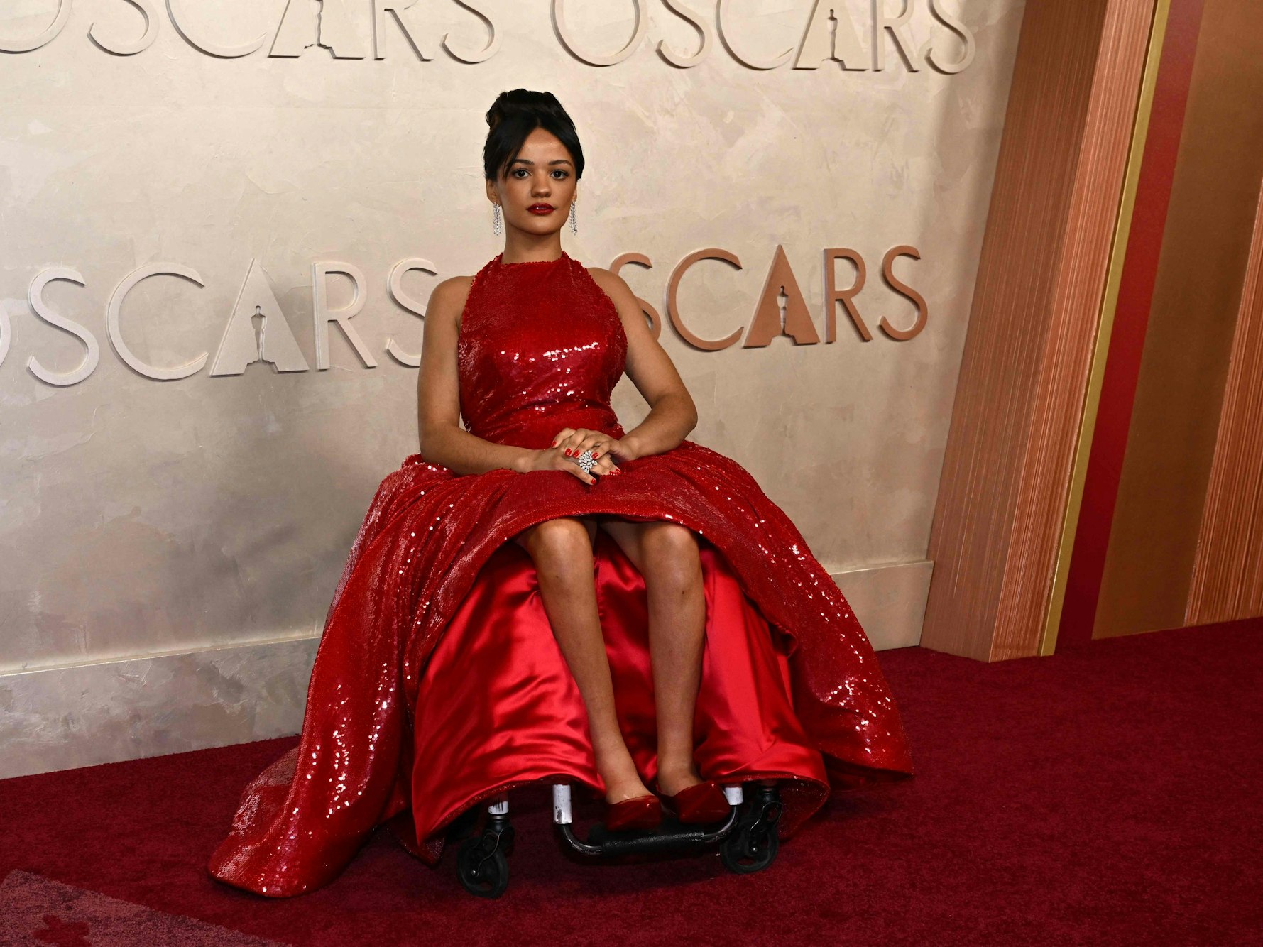 Schauspielerin Marissa Bode absolvierte den Roten Teppich bei den Oscars 2025 im Rollstuhl.