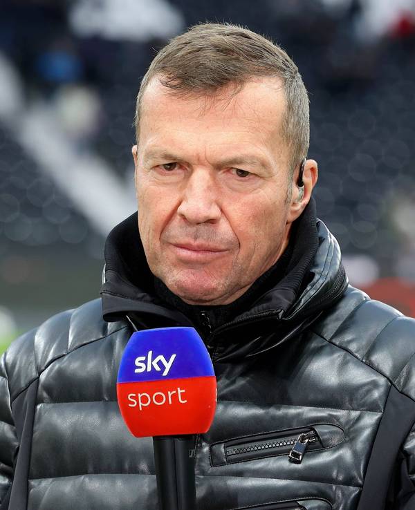 Lothar Matthäus mit Sky-Mikro.