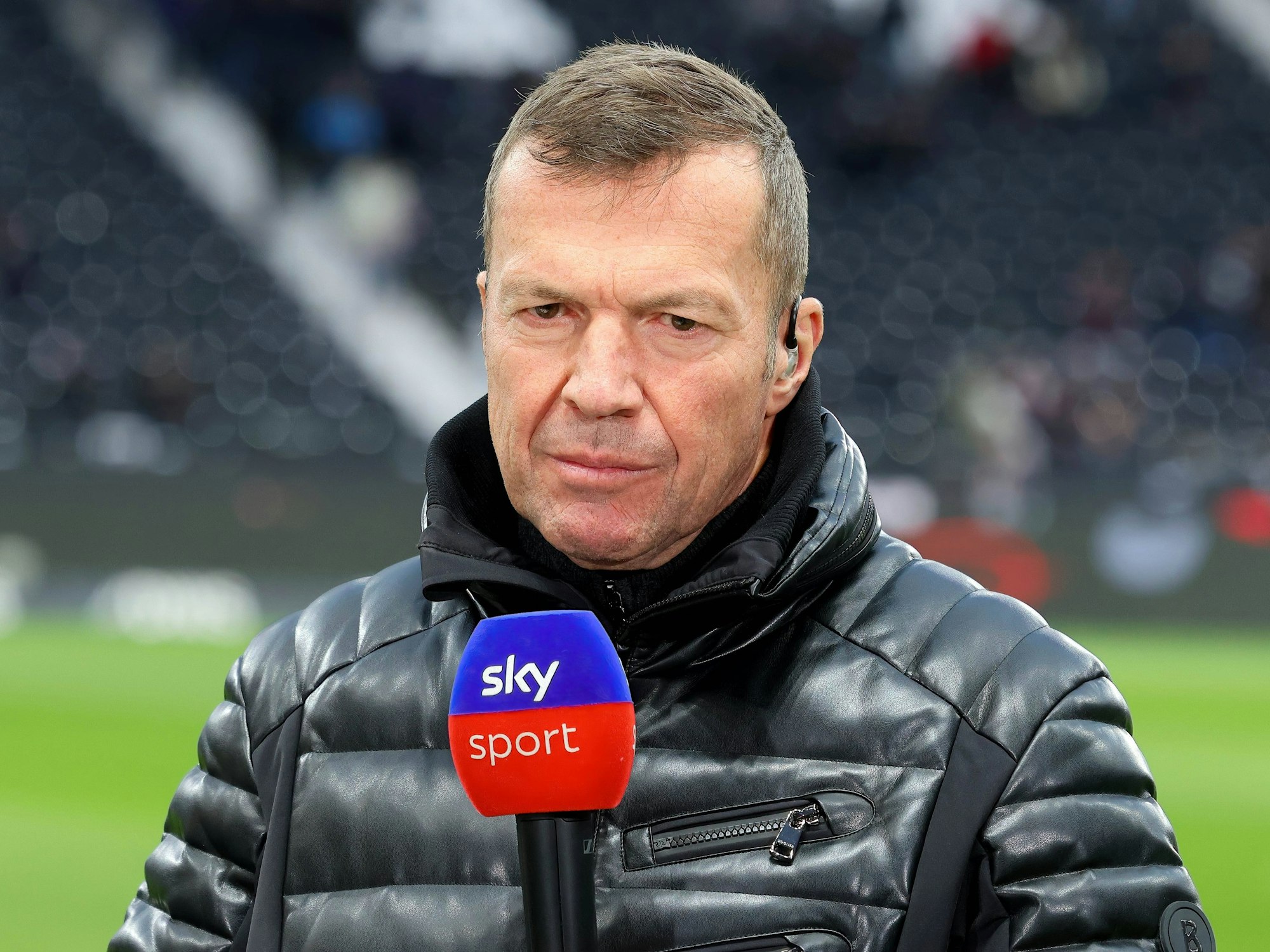 Lothar Matthäus mit Sky-Mikro.