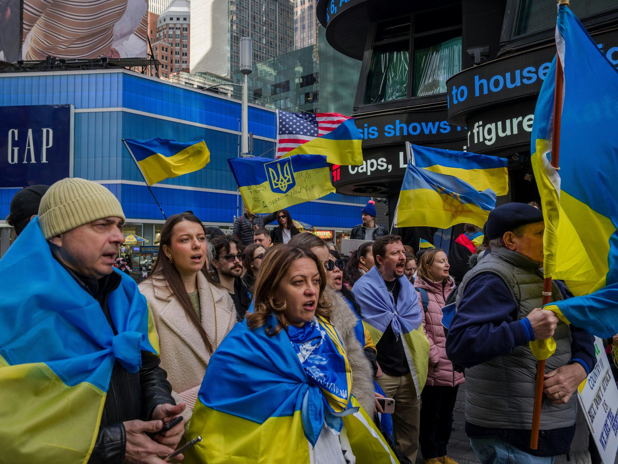 Mitglieder der ukrainischen Gemeinde und Unterstützer, in ukrainische Fahnen gehüllt, versammelten sich am 1. März 2025 am Times Square in New York.