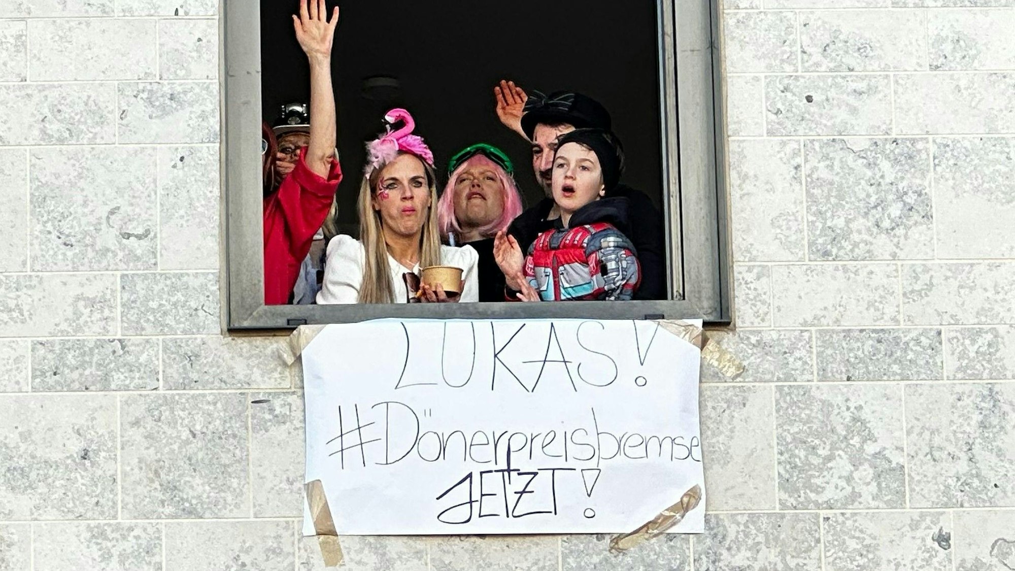 Ob sich Poldi das zu Herzen nimmt? Diese Jecken fordern eine Dönerpreisbremse.