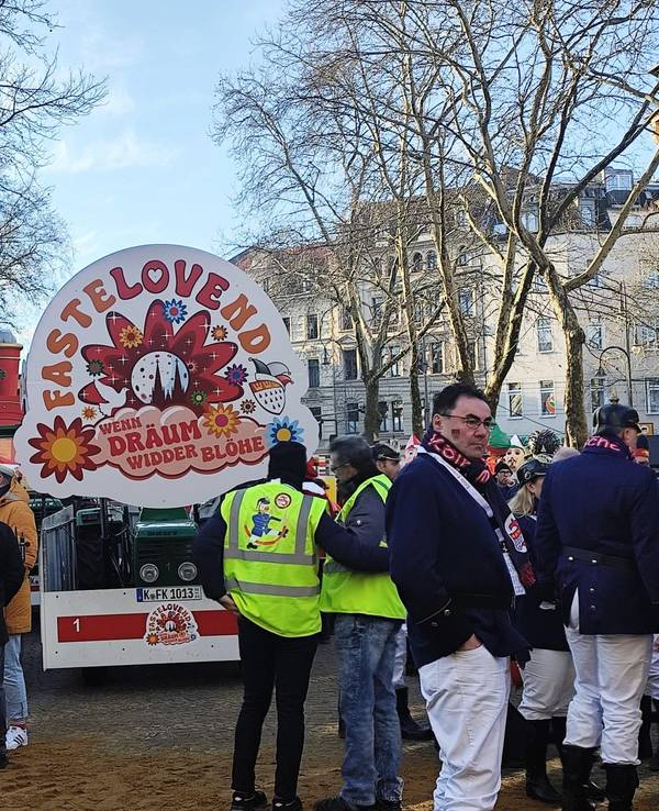 Vor dem Start des Rosenmontagszuges – an der Severinstorburg ist schon einiges los.