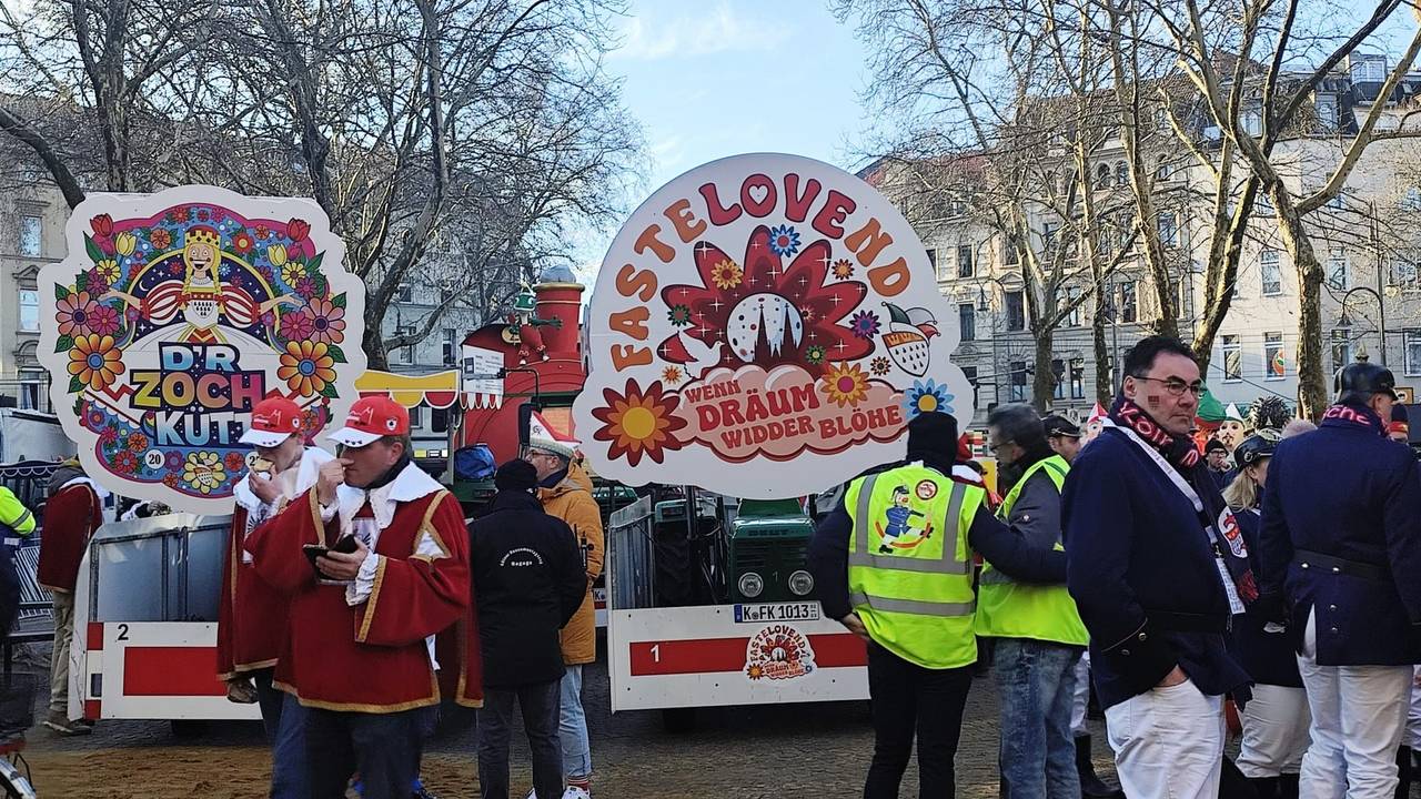 Vor dem Start des Rosenmontagszuges – an der Severinstorburg ist schon einiges los.