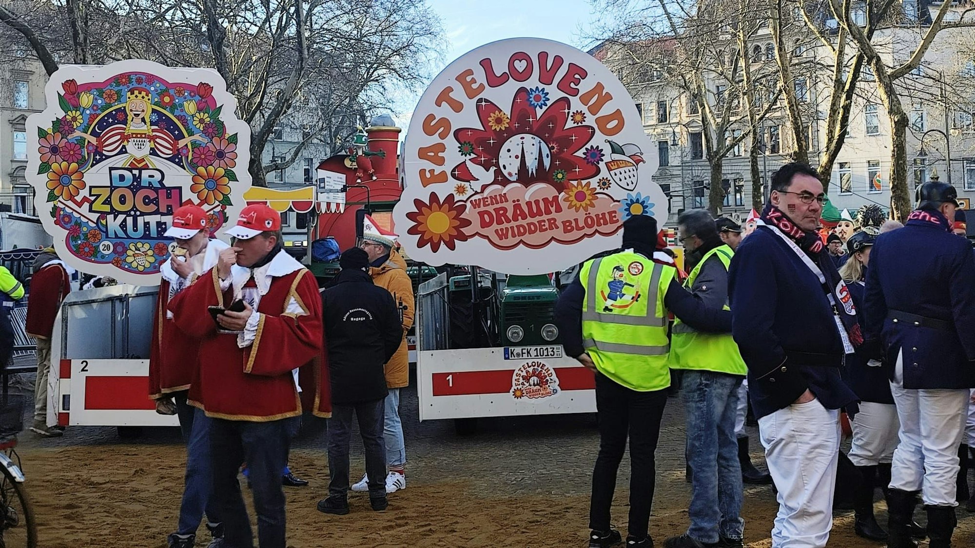 Vor dem Start des Rosenmontagszuges – an der Severinstorburg ist schon einiges los.