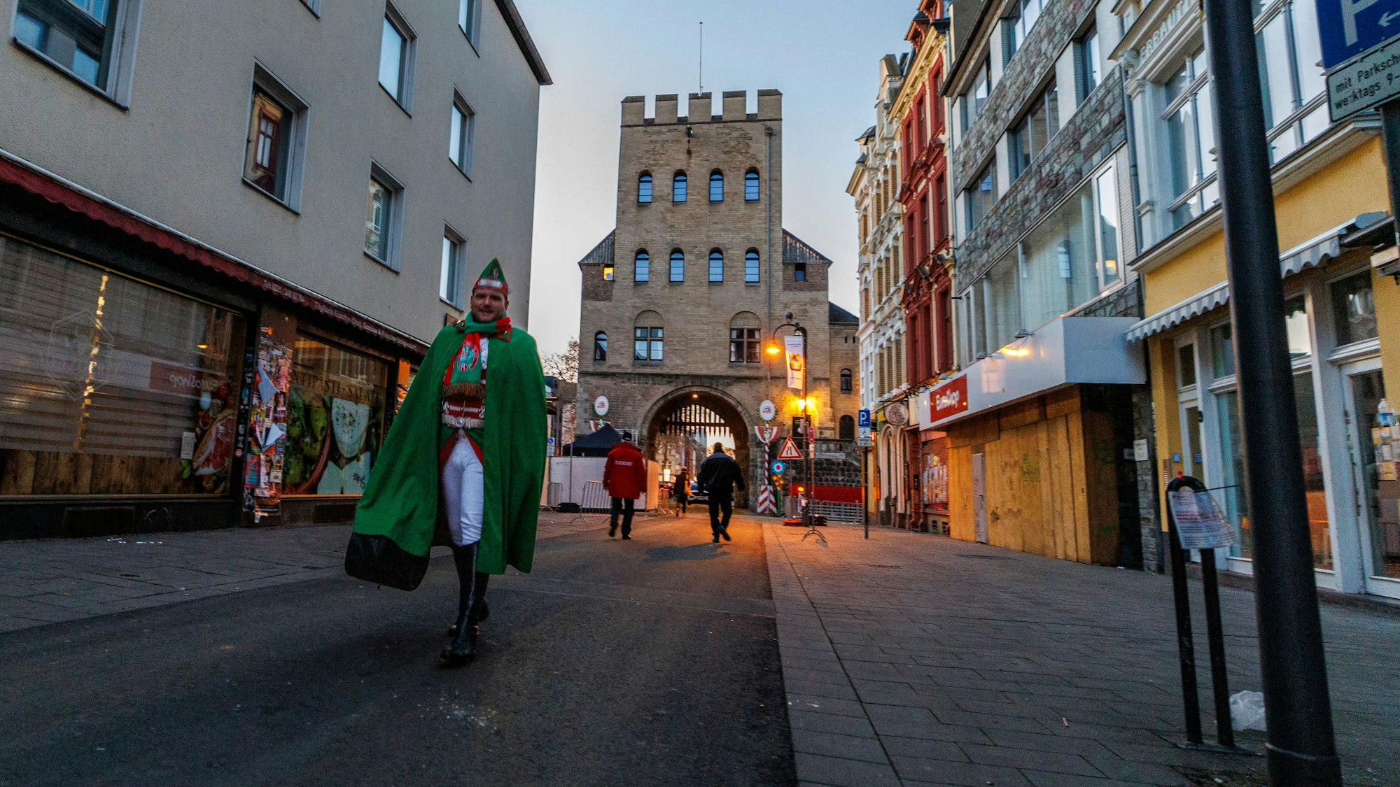Die Ruhe vor dem Sturm am Rosenmontag-Morgen (3. März 2025) in der Kölner Südstadt. Fabian, Mitglied der Karnevalsgesellschaft Altstädter Köln 1922 e.V., ist auf dem Weg zum Treffpunkt seiner Gesellschaft.
