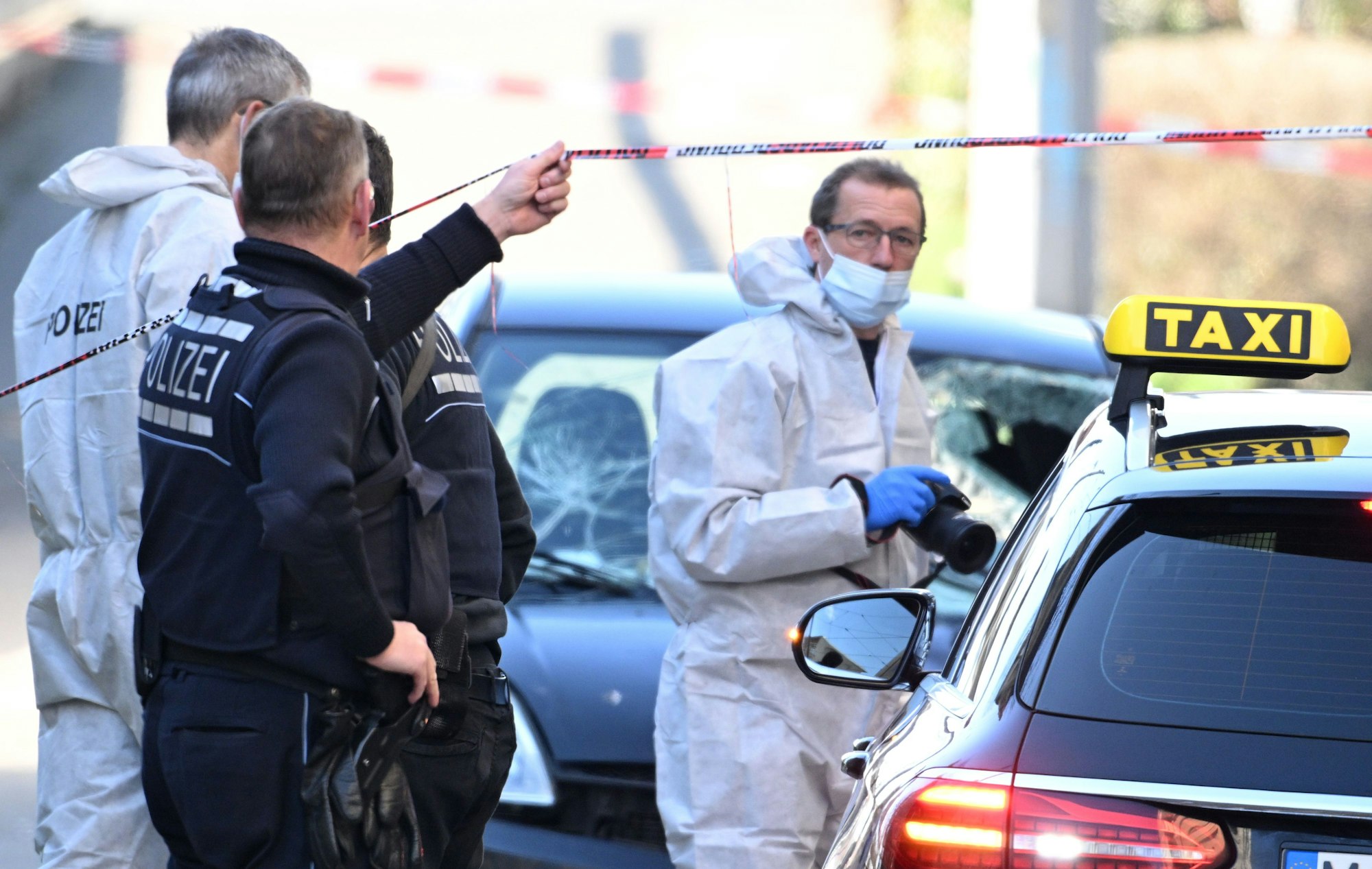 Beamte der Spurensicherung untersuchen ein Taxi, dessen Fahrer wohl zum Helden wurde.