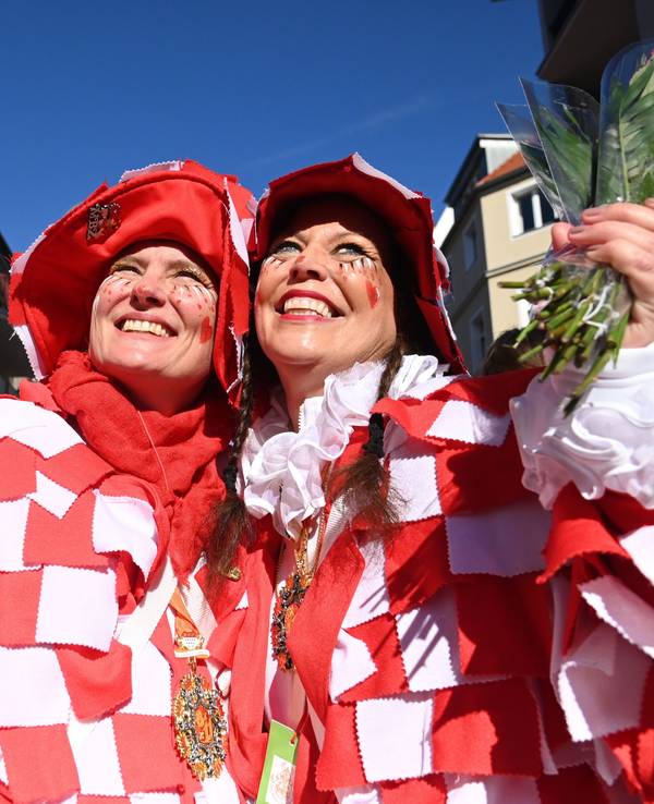 Strüssjer sind beim Rosenmontagszug, hier ein Foto vom 3. März 2025, sehr beliebt. Aber darf man sie mit ins Flugzeug nehmen?