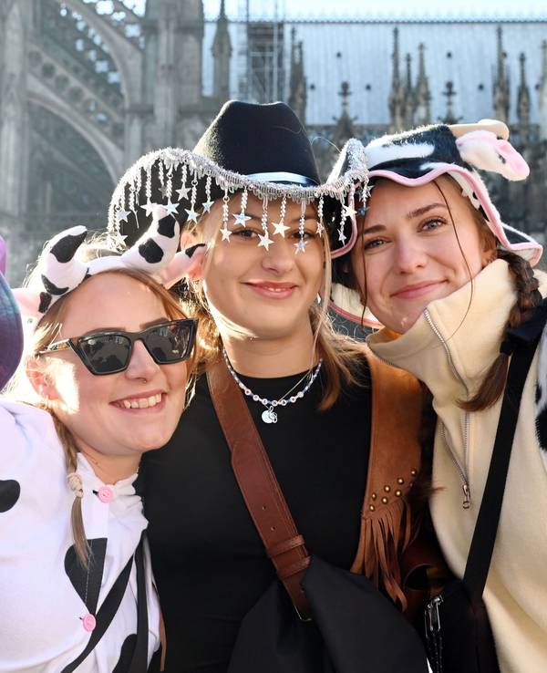 Jecke warten am 3. März 2025 am Kölner Dom auf den Rosenmontagszug.