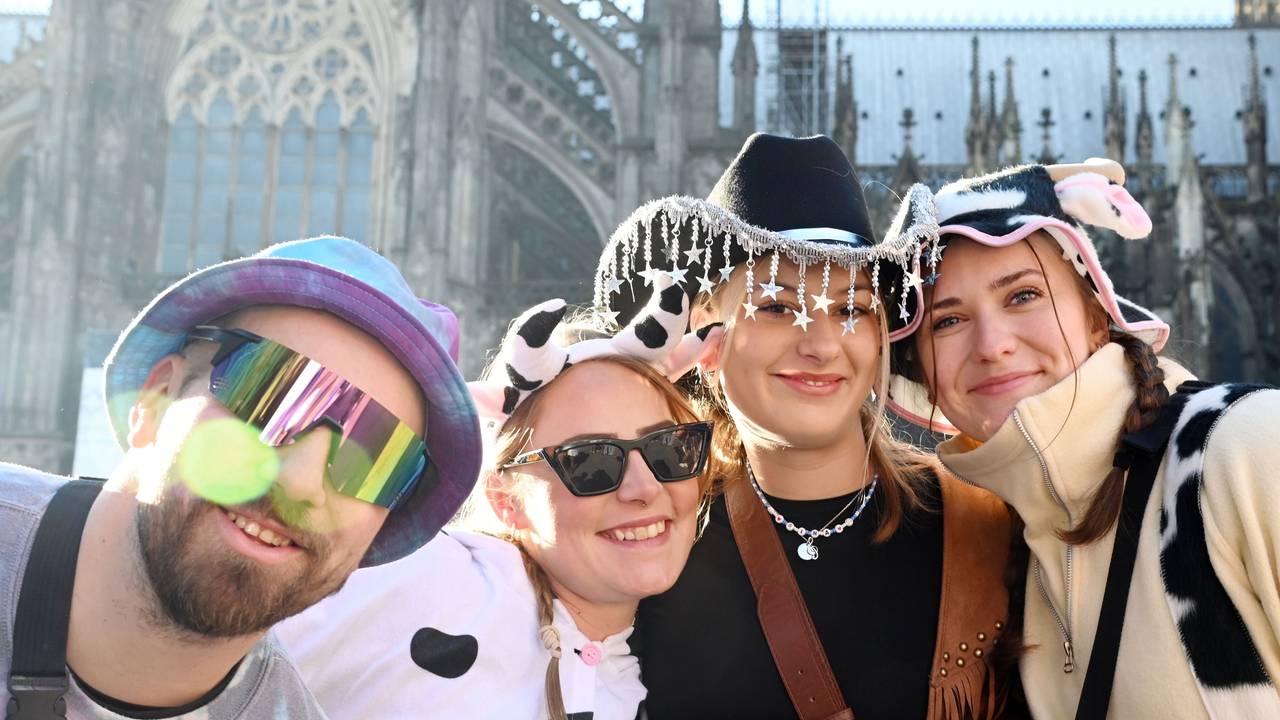 Jecke warten am 3. März 2025 am Kölner Dom auf den Rosenmontagszug.
