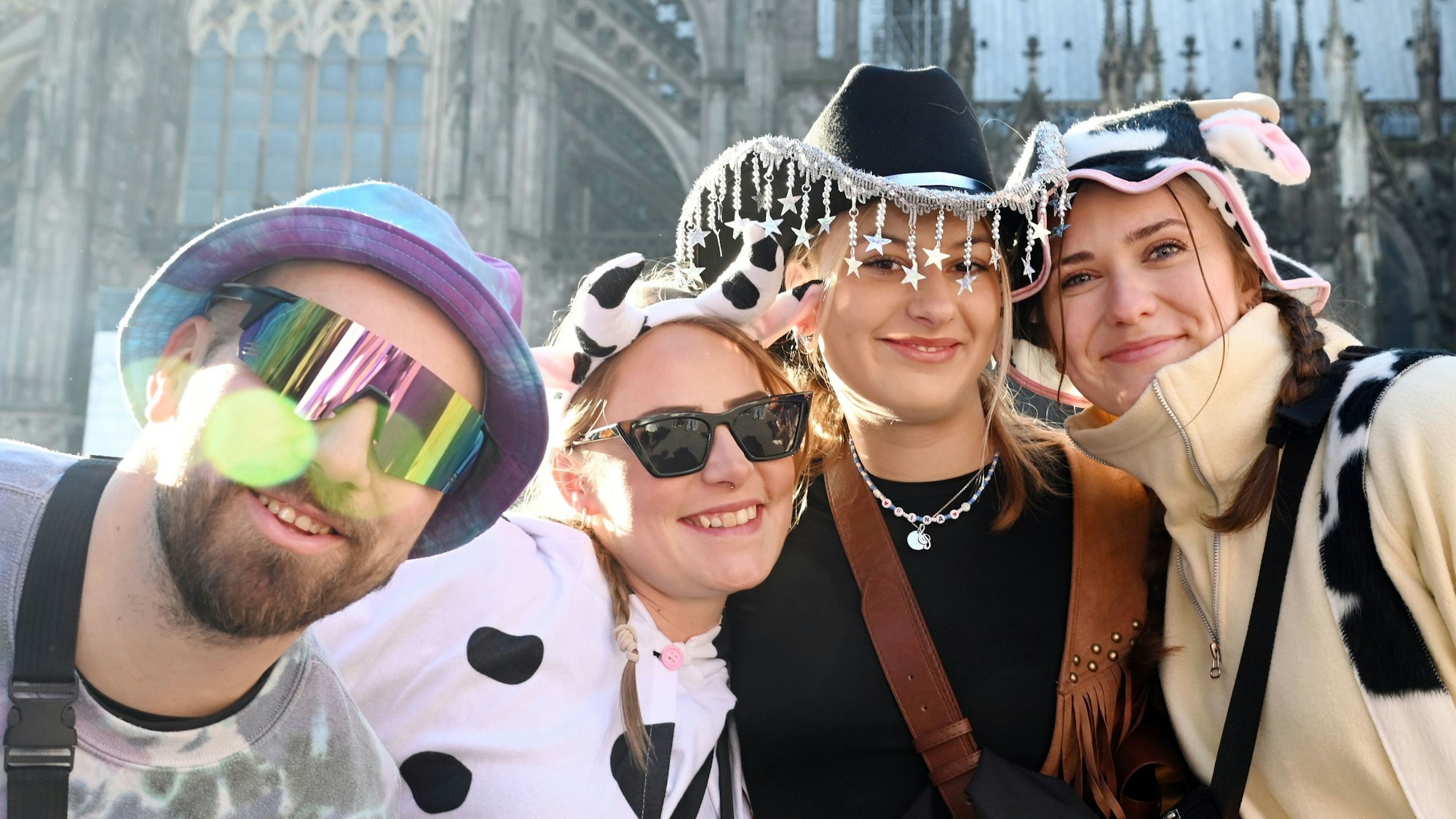 Jecke warten am 3. März 2025 am Kölner Dom auf den Rosenmontagszug.