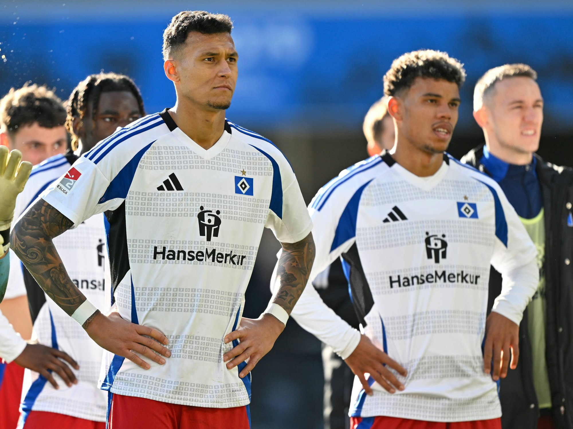 Davie Selke und Ransford Königsdörffer schauen enttäuscht in die Fankurve des HSV.