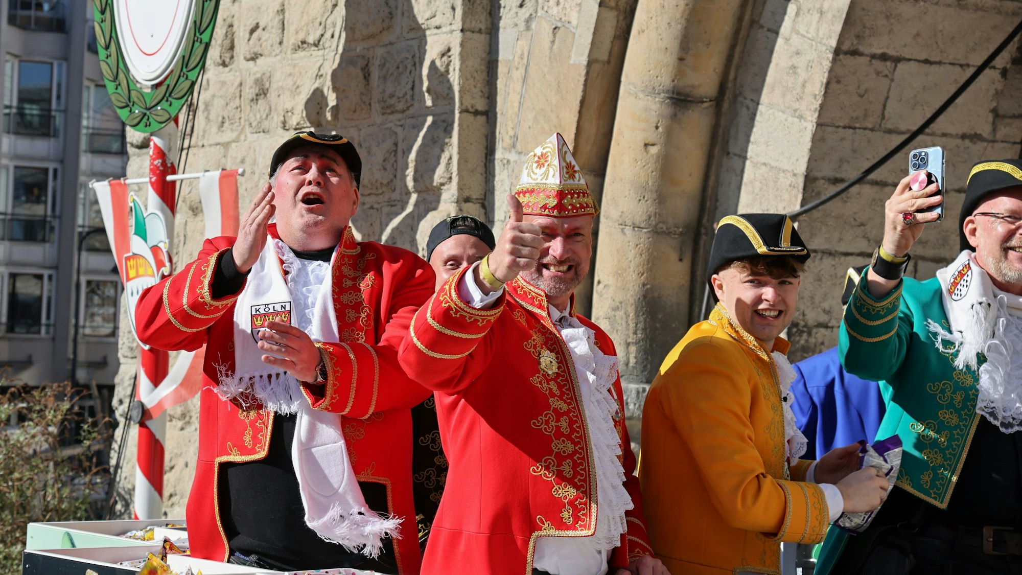 Walter Waldi Lehnertz beim Rosenmontagszug.
