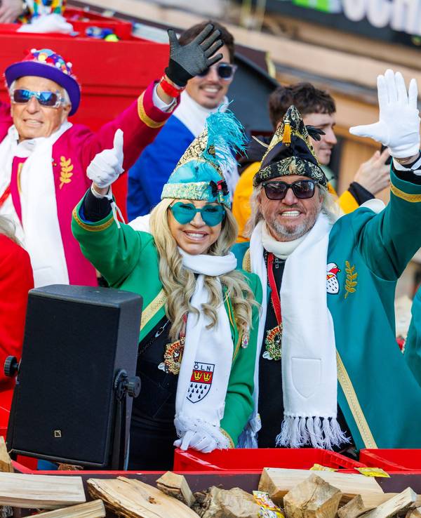 Die Geissens auf einem Wagen beim Rosenmontagszug in Köln.