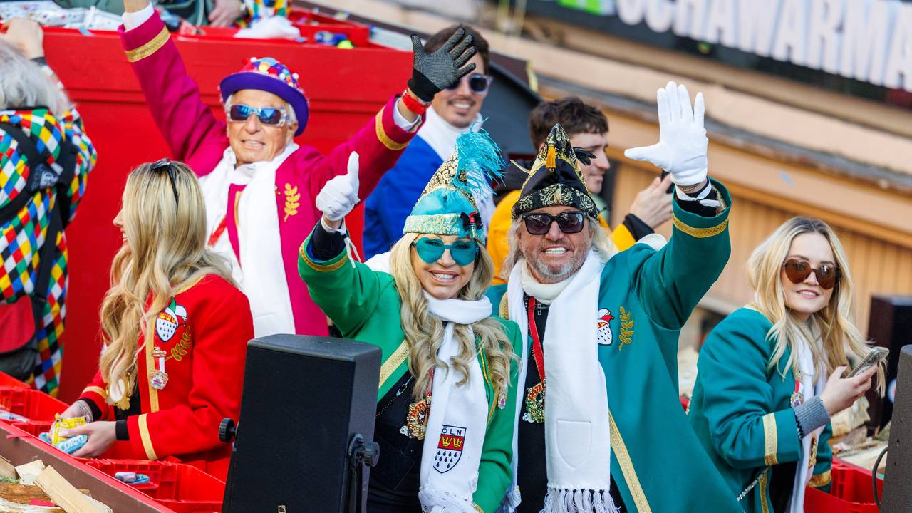 Die Geissens auf einem Wagen beim Rosenmontagszug in Köln.