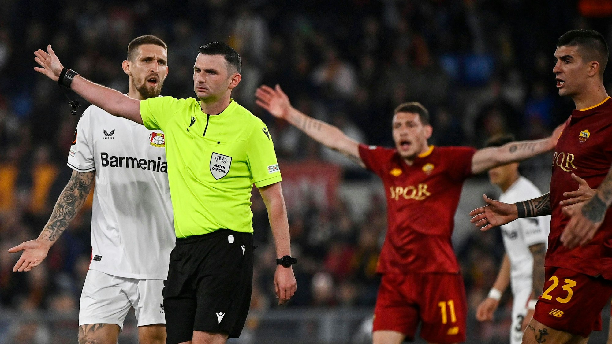 Michael Oliver im Spiel zwischen der AS Rom und Bayer Leverkusen.