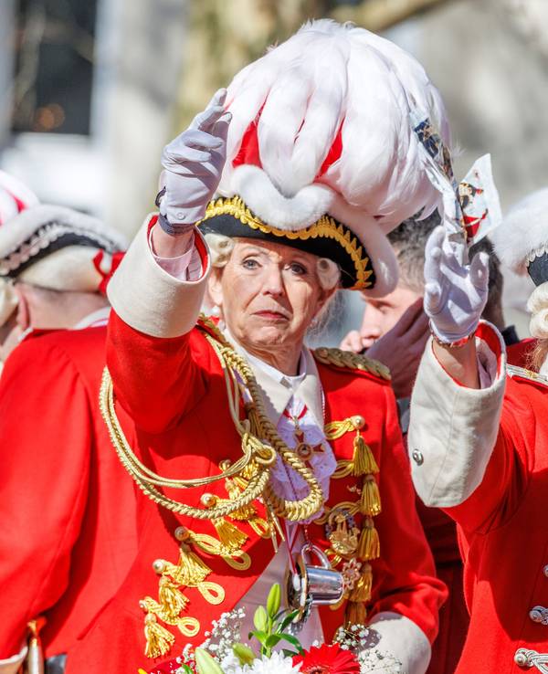 Kölns OB Henriette Reker und Innenministerin Nancy Faeser auf dem Wagen der Roten Funken beim Rosenmontagszug in Köln.