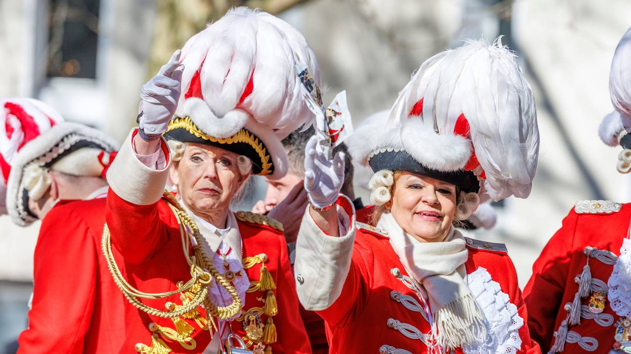 Kölns OB Henriette Reker und Innenministerin Nancy Faeser auf dem Wagen der Roten Funken beim Rosenmontagszug in Köln.