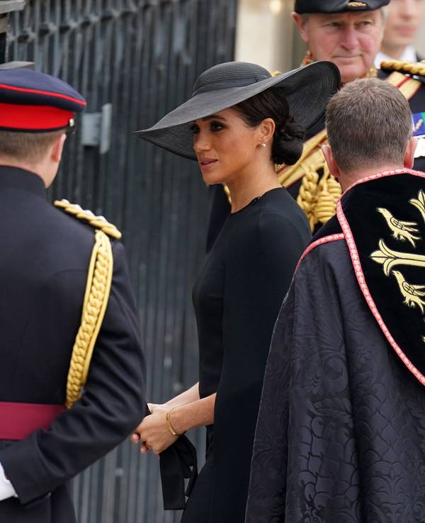 Meghan im Jahr 2022 (Archivbild): Nach dem Tod von Königin Elizabeth II. kam sie mit Harry zum Staatsbegräbnis. Meghan (M), Herzogin von Sussex, trifft zur Trauerfeier vor der Beisetzung von Königin Elizabeth II. in der Westminster Abbey ein. Für die Trauerfeier sind Präsidenten, Regierungschefs sowie gekrönte Häupter aus aller Welt angereist. +++ dpa-Bildfunk +++