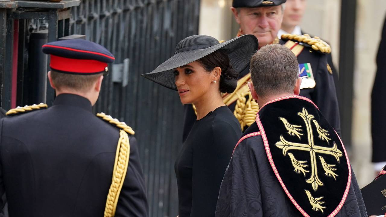 Meghan im Jahr 2022 (Archivbild): Nach dem Tod von Königin Elizabeth II. kam sie mit Harry zum Staatsbegräbnis. Meghan (M), Herzogin von Sussex, trifft zur Trauerfeier vor der Beisetzung von Königin Elizabeth II. in der Westminster Abbey ein. Für die Trauerfeier sind Präsidenten, Regierungschefs sowie gekrönte Häupter aus aller Welt angereist. +++ dpa-Bildfunk +++