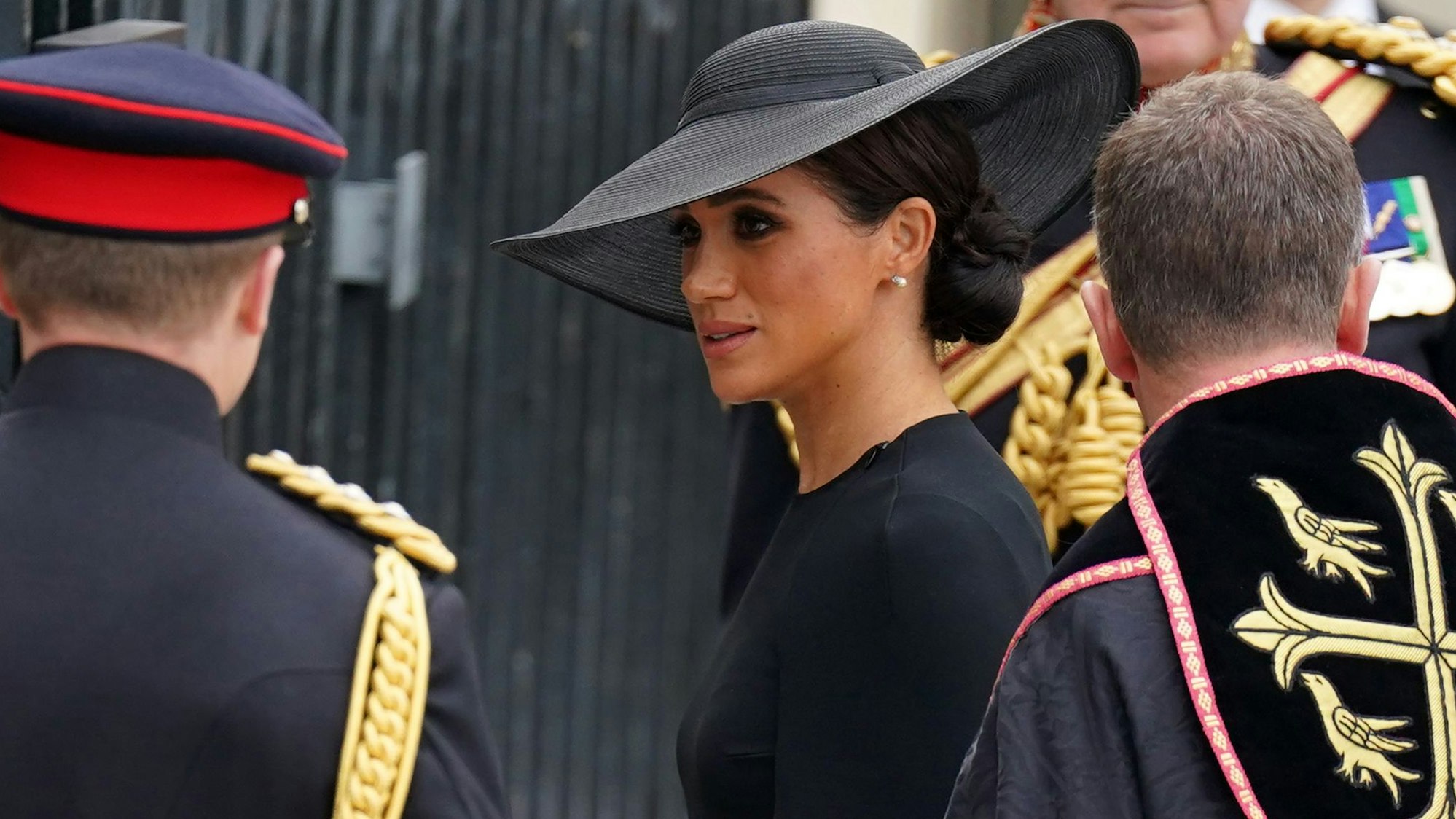 Meghan im Jahr 2022 (Archivbild): Nach dem Tod von Königin Elizabeth II. kam sie mit Harry zum Staatsbegräbnis. Meghan (M), Herzogin von Sussex, trifft zur Trauerfeier vor der Beisetzung von Königin Elizabeth II. in der Westminster Abbey ein. Für die Trauerfeier sind Präsidenten, Regierungschefs sowie gekrönte Häupter aus aller Welt angereist. +++ dpa-Bildfunk +++