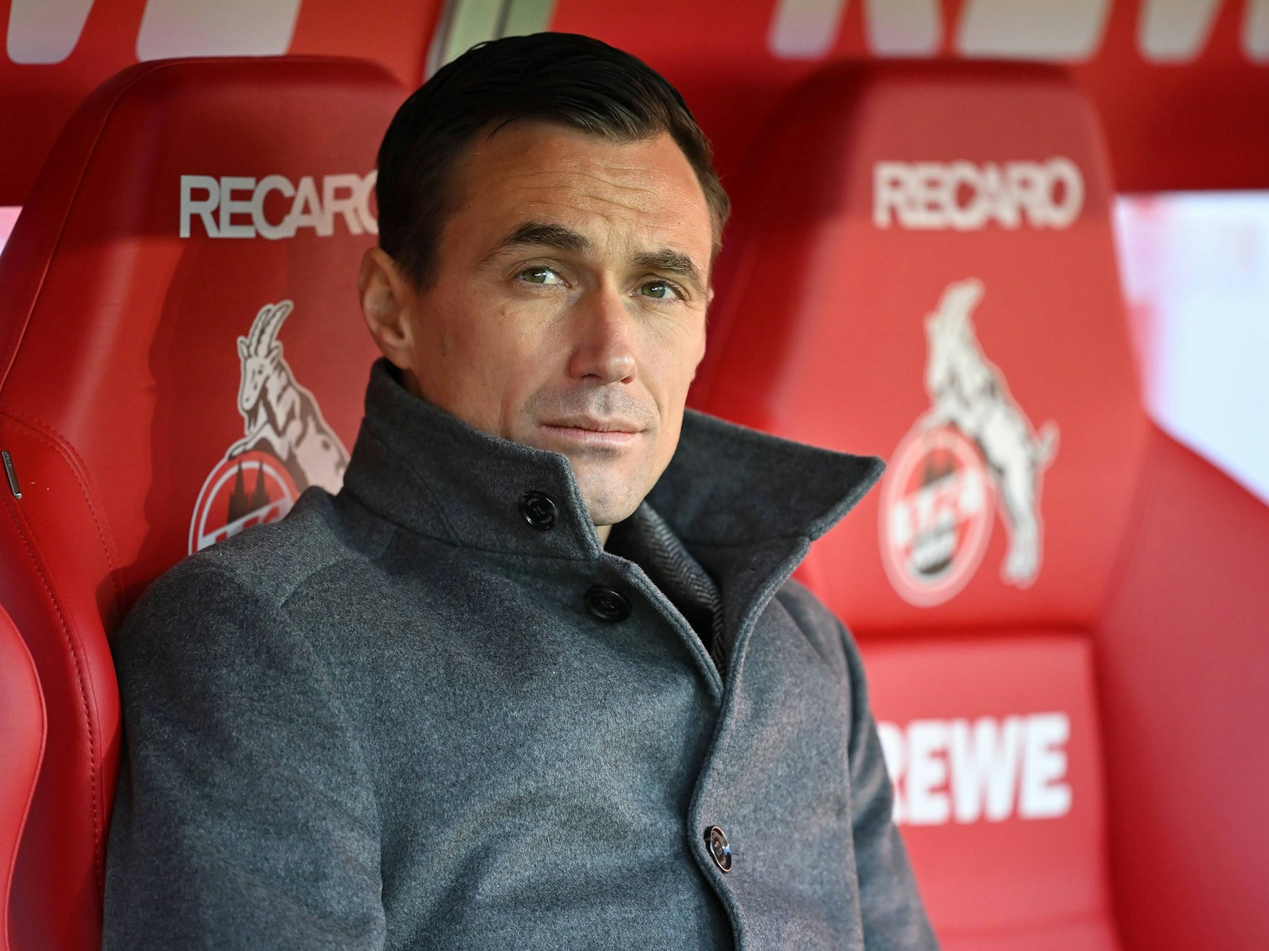 Marcus Mann sitzt auf der Ersatzbank im Rhein-Energie-Stadion.