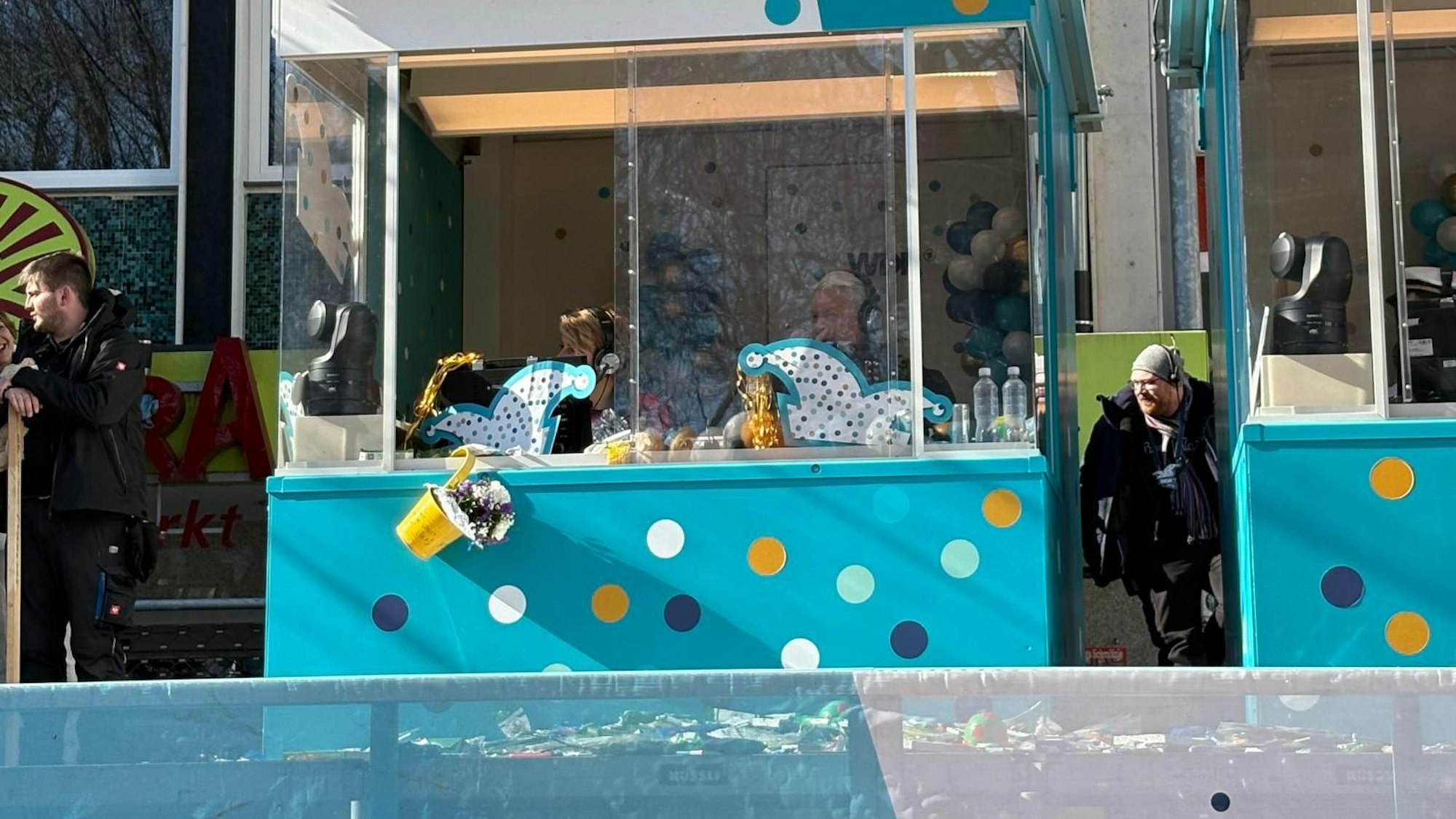 An der Kabine von WDR-Kollegin Sabine Heinrich und -Kollege Guido Cantz fühlen sich viele Jecke im Zoch herausgefordert, das kleine Fensterchen der Kabine zu treffen. Treffen tun allerdings nur die Wenigsten.