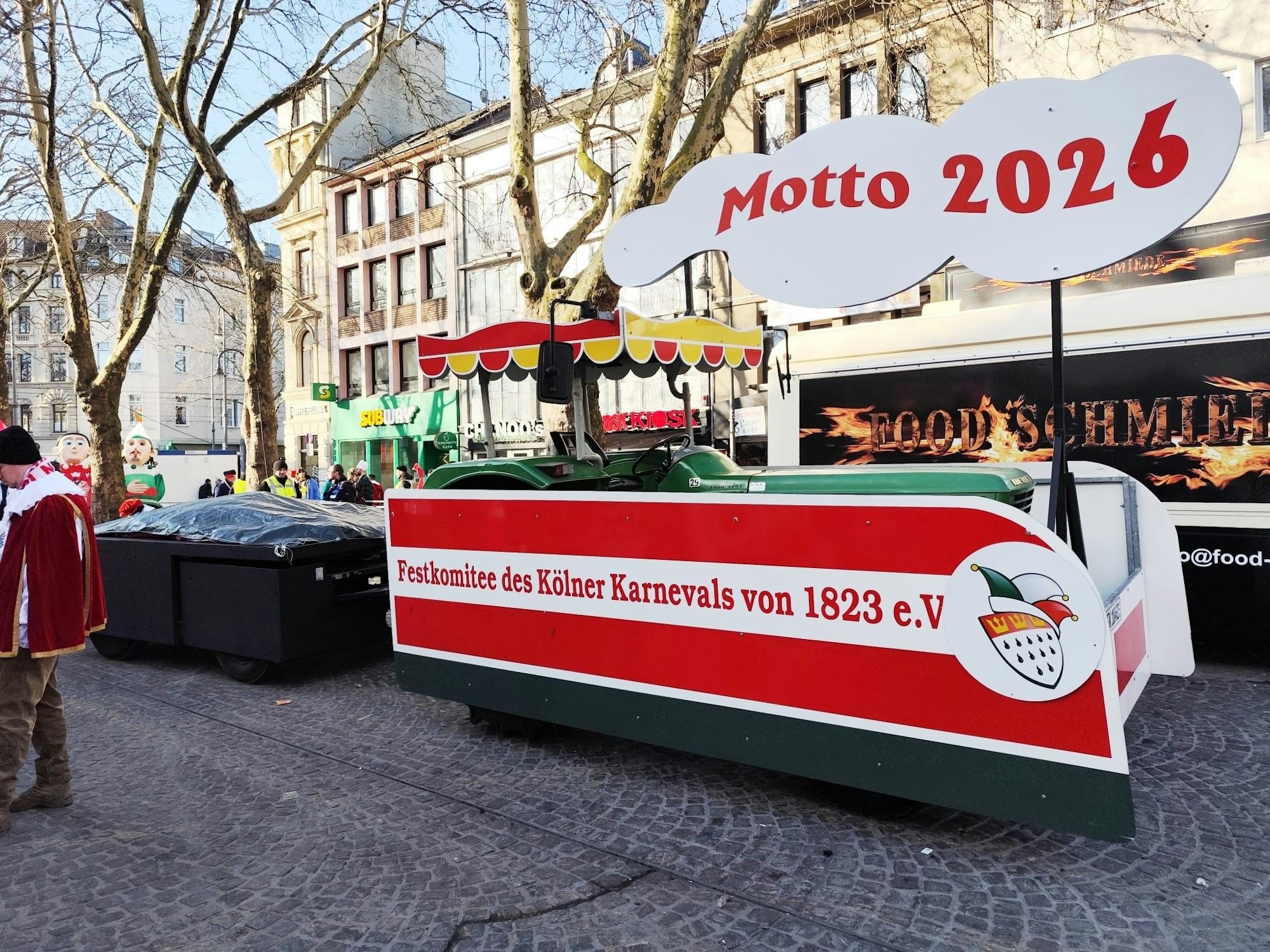 Der Mottowagen steht am Chlodwigplatz.