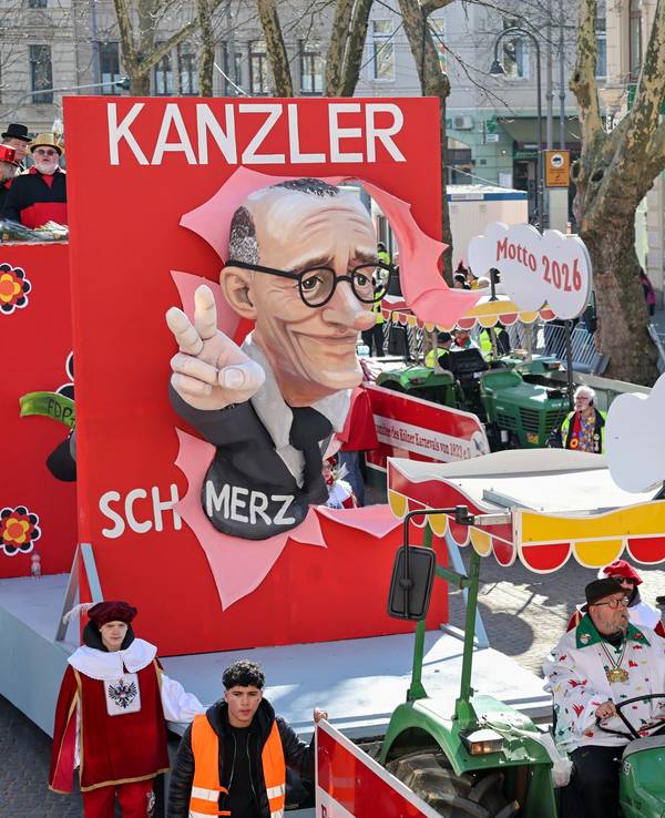 Mottowagen beim Rosenmontagszug in Köln.