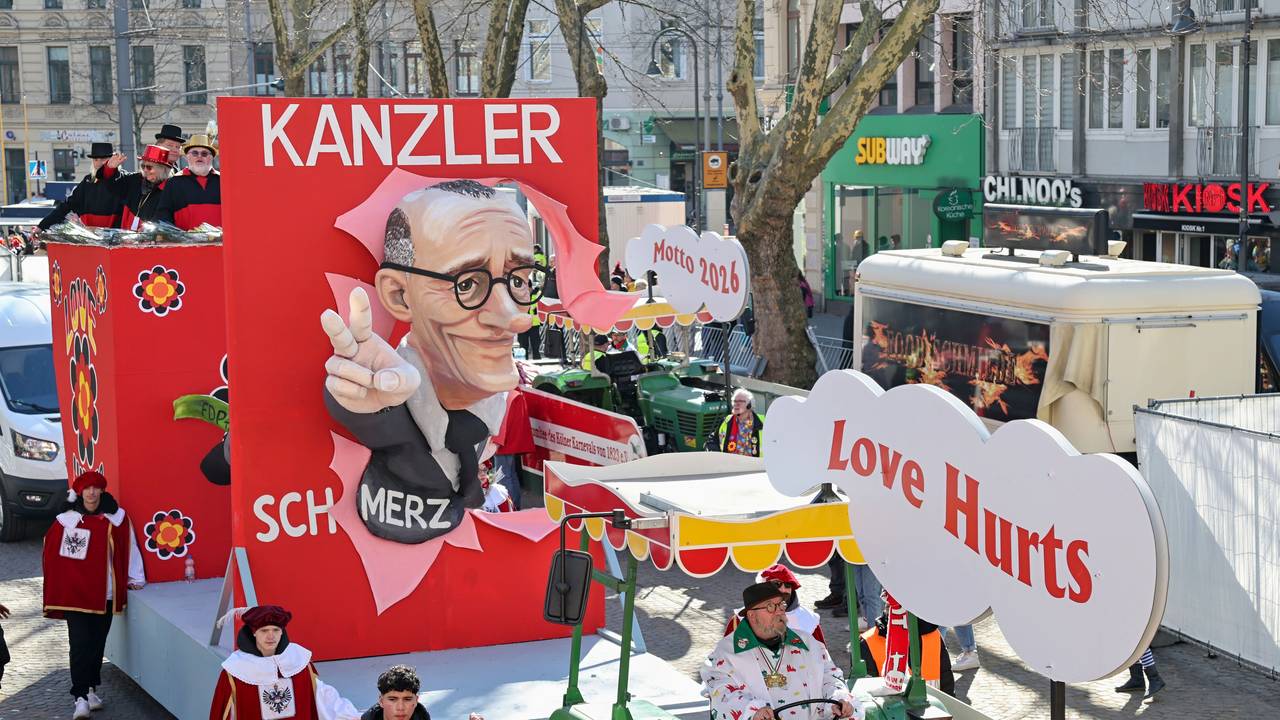 Mottowagen beim Rosenmontagszug in Köln.