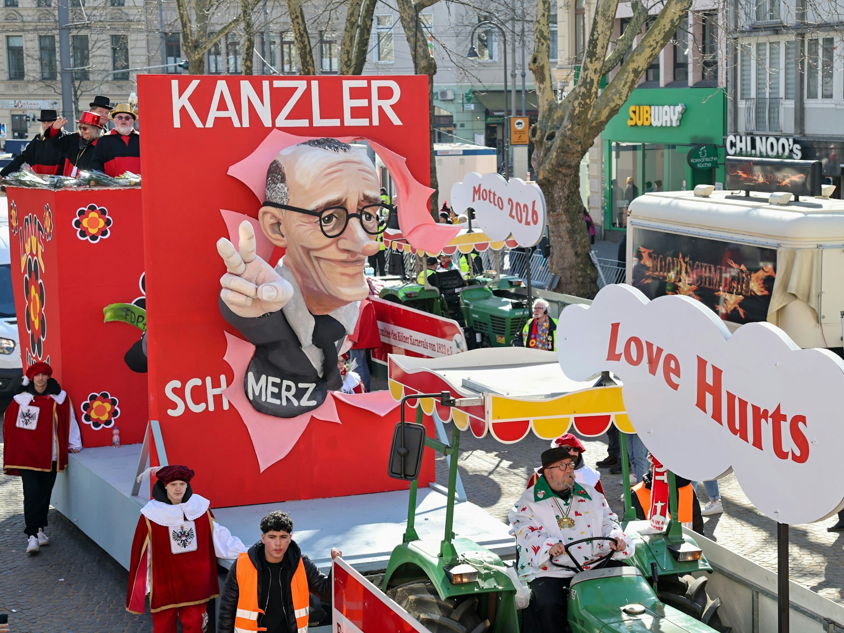 Mottowagen beim Rosenmontagszug in Köln.