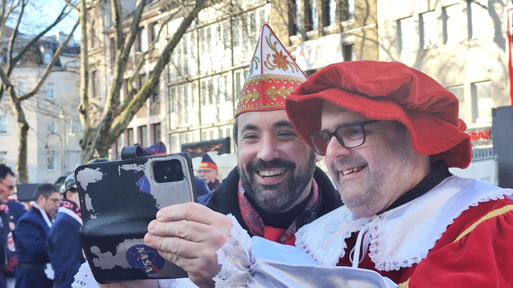 Zugleiter Marc Michelske (l.) macht ein Foto mit einem Wagenengel aus Österreich.