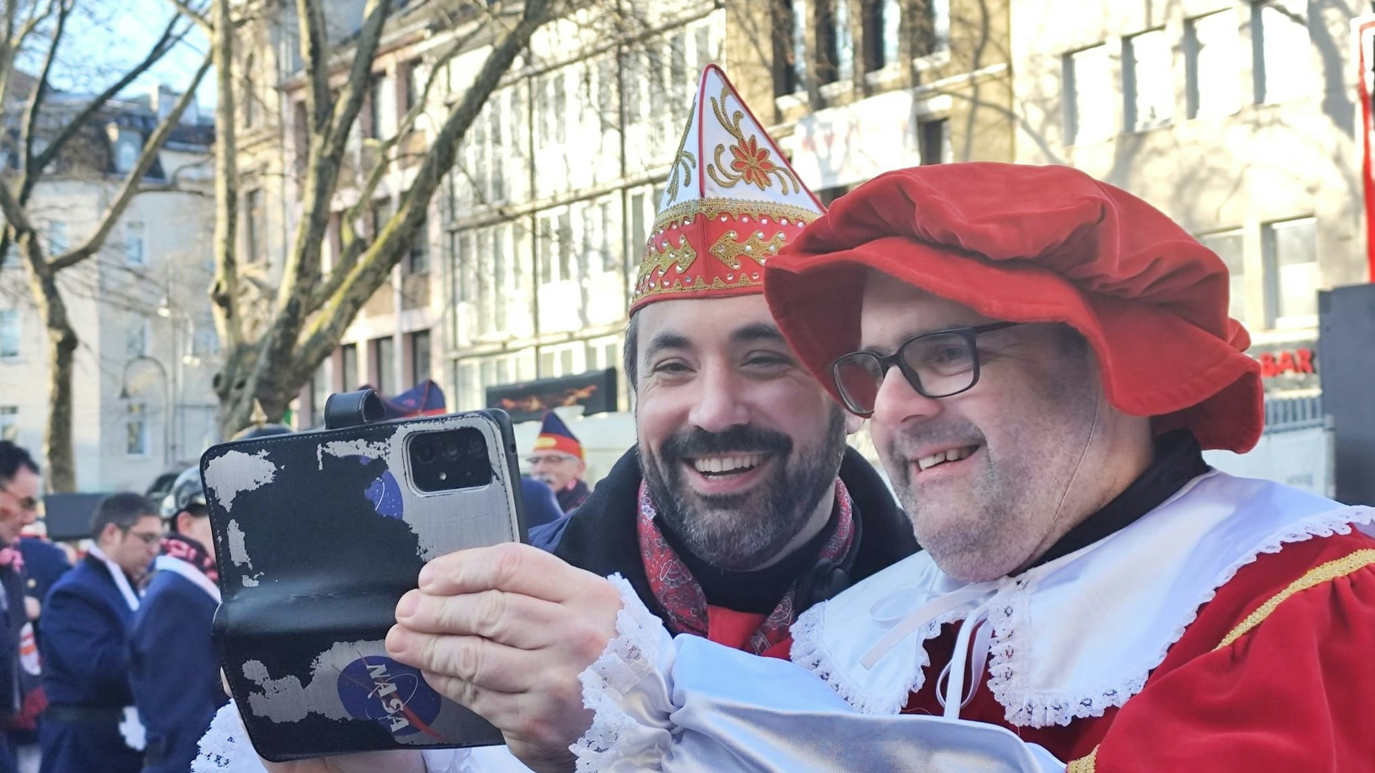 Zugleiter Marc Michelske (l.) macht ein Foto mit einem Wagenengel aus Österreich.