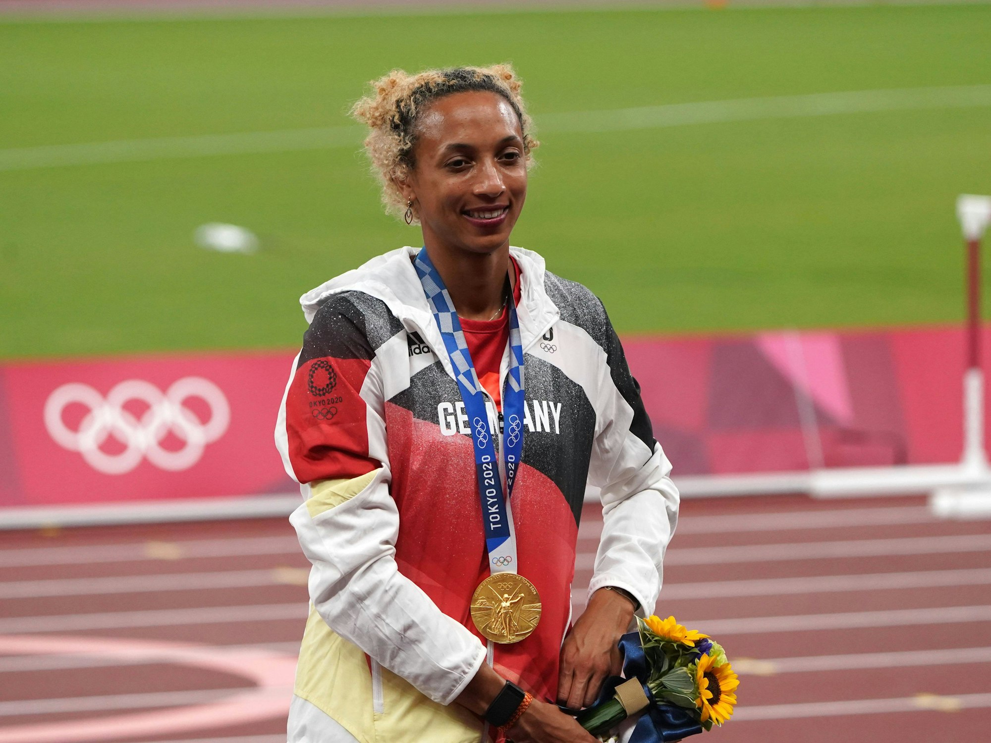 Weitspringerin Malaika Mihambo am 4. August 2021 bei der Siegerehrung der Olympischen Spiele in Tokio.