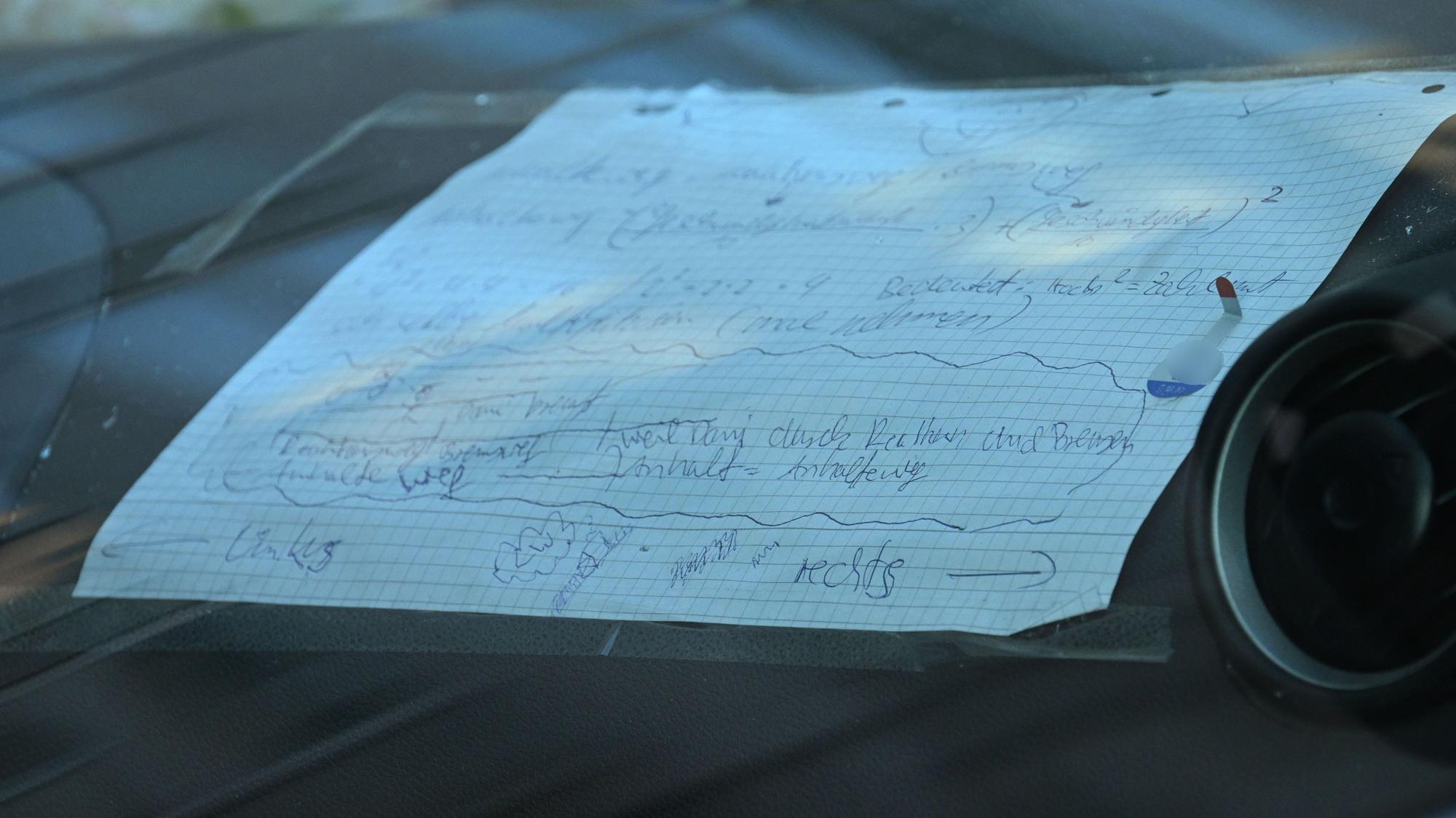 Ein Zettel mit handschriftlichen Notizen klebt auf dem Armaturenbrett des Fahrzeugs, mit dem zwei Menschen getötet wurden.